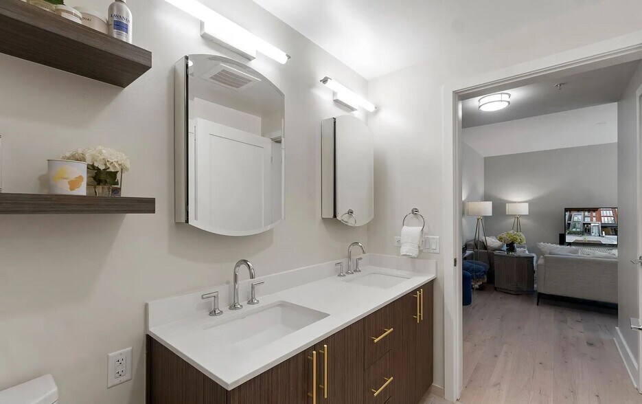 Building Photo - 1211 Van St SE