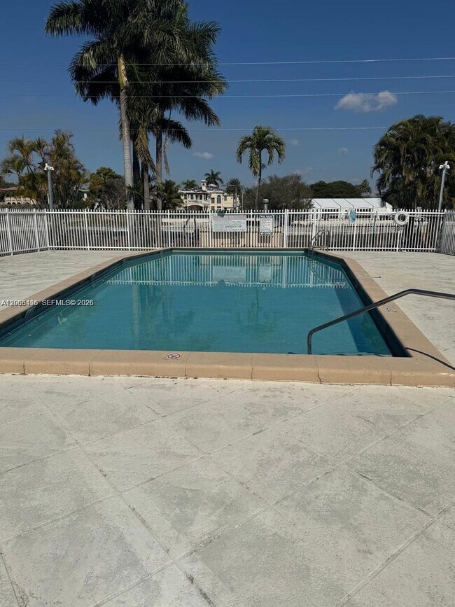 Building Photo - 1401 NE 191st St