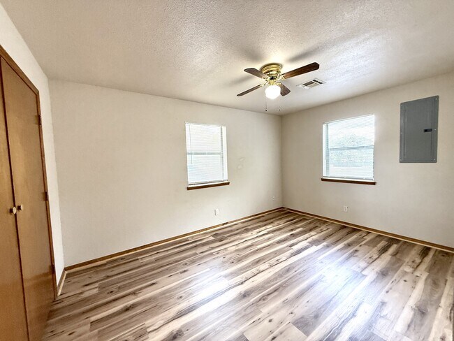 Building Photo - 818 Roff St