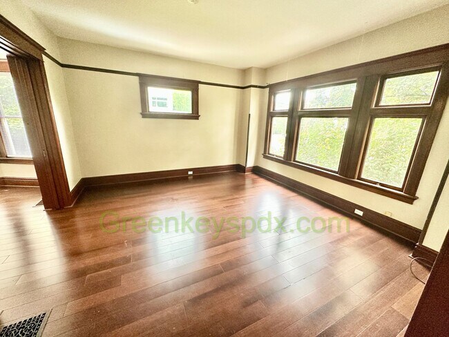 Building Photo - Huge Gorgeous 5 Bedroom 4 Bath Unit in SW ...