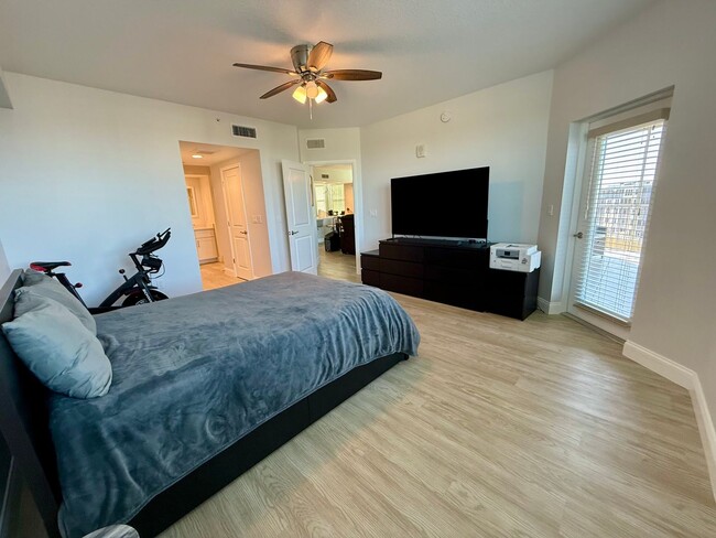 Building Photo - FURNISHED 3/2 AVAILABLE FOR MARCH 1 MOVE-IN!