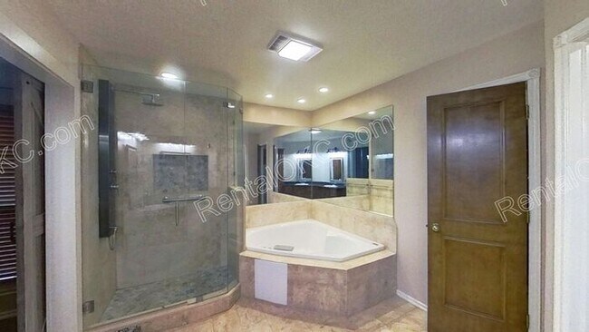 Building Photo - Spacious Edmond 4-Bed, 3-Bath Home with Storm Shelter