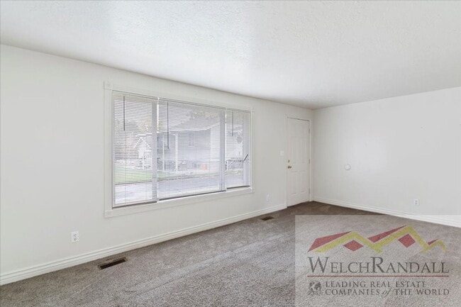 Building Photo - 2 Bedroom 1 Bath Duplex in Riverdale
