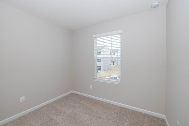 Building Photo - BEAUTIFUL 3BD/2.5BTH Townhome - MALLARD CREEK - AVAILABLE JUNE 2026