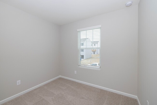 Building Photo - BEAUTIFUL 3BD/2.5BTH Townhome - MALLARD CREEK - AVAILABLE MAY/JUNE 2026