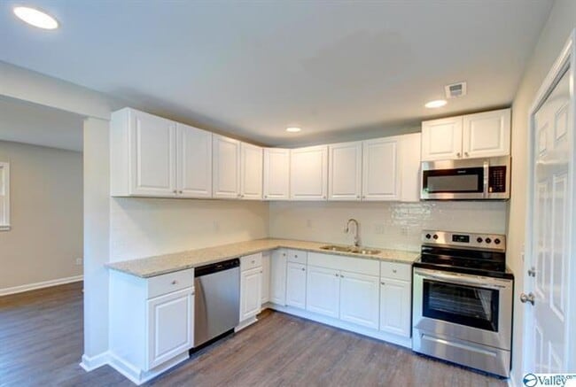 Building Photo - THREE BEDROOM / 1 1/2 BATH HOME
