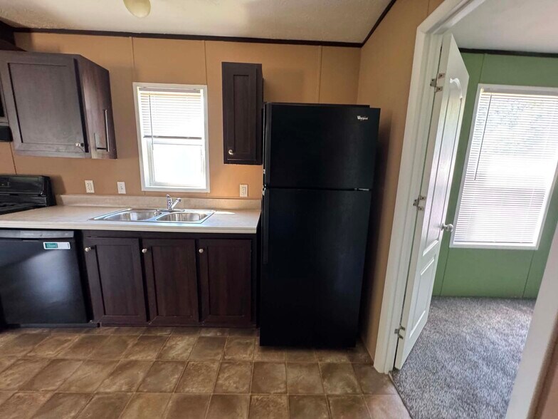 Building Photo - 48581 Pineview Dr