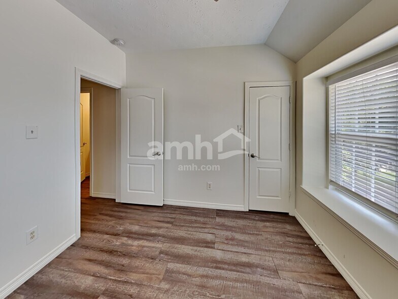 Building Photo - 30507 N Sulphur Creek Dr