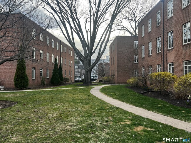 Building Photo - 869 Farmington Ave