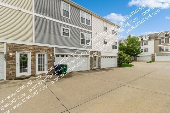 Building Photo - GREAT LOCATION!! 2 Bedroom, 2 Bathroom Tow...