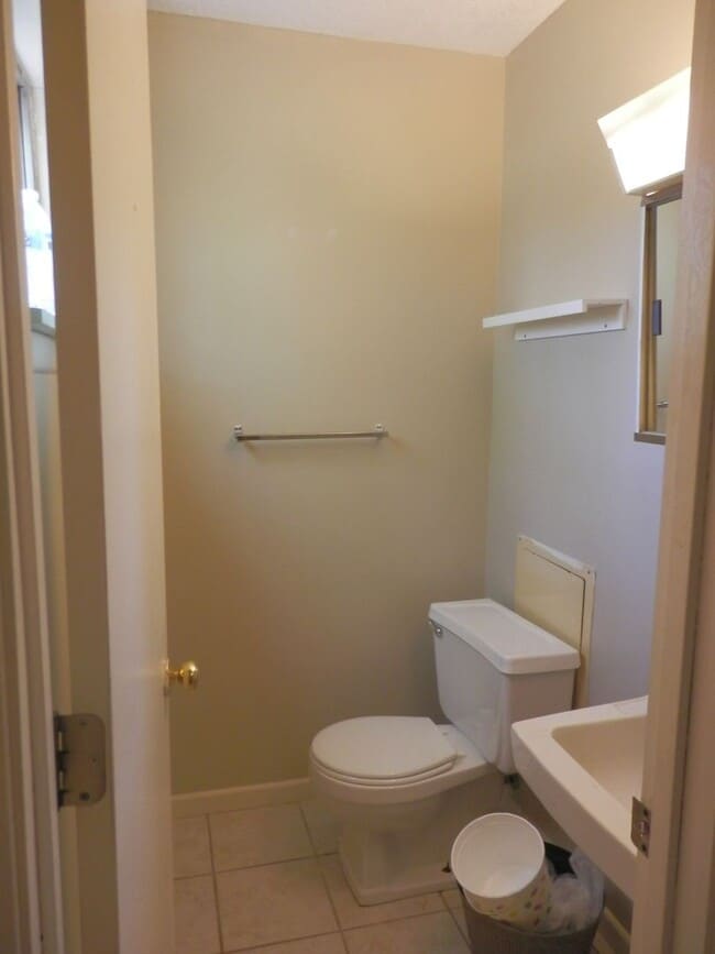 Building Photo - Quality 3 Bedroom 1.5 Bathroom Townhouse