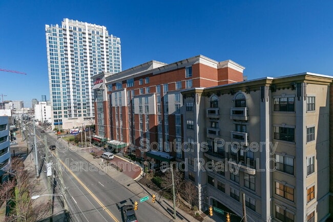 Building Photo - 1803 Broadway