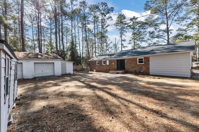 Building Photo - Welcome to the 3 Bed 2 Bath in Fayetteville