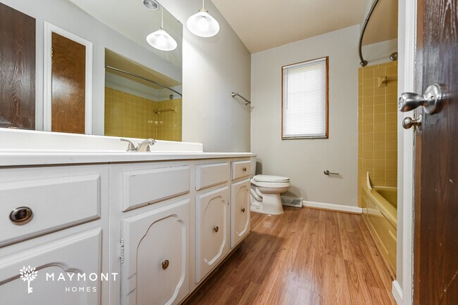 Building Photo - Bright 4-Bed Retreat