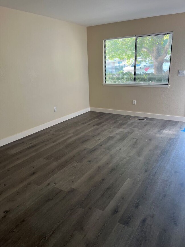 Building Photo - 1472