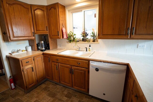 Building Photo - 180 Estes St