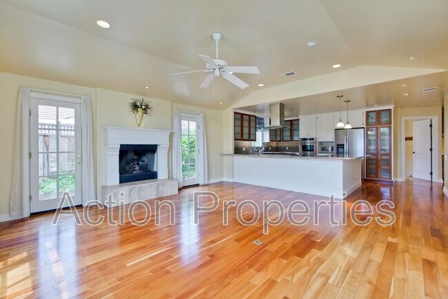 Building Photo - 450 Juanita Way