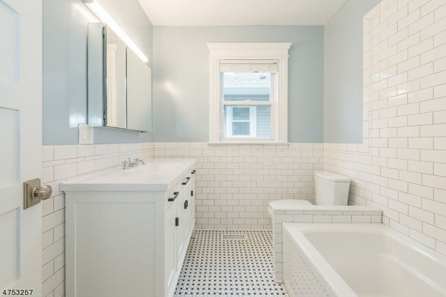 Building Photo - 34 N Willow St