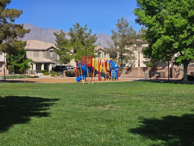 Building Photo - An Amazing NW Home! Over 3300 sq ft w/ pool & spa! Must see!