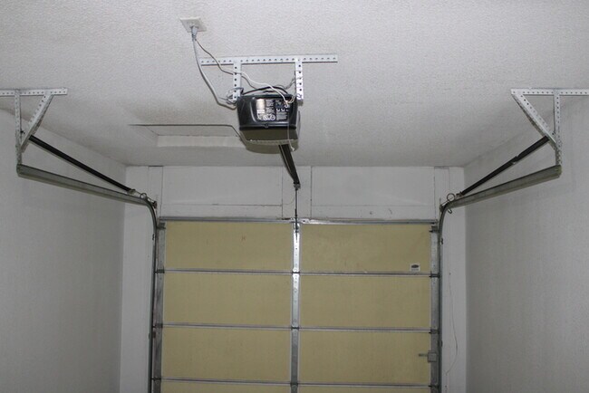 Building Photo - Beautiful 3 bedrooms and 2.5 baths with vanity in ALL ELECTRIC townhome in Blue Springs, MO