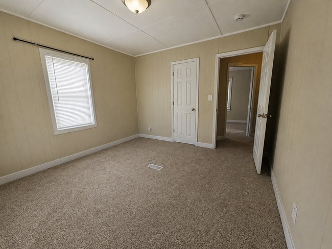 Building Photo - 2 bed 1 bath with Garage