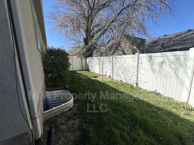 Building Photo - 4207 Pilgrim Cir W