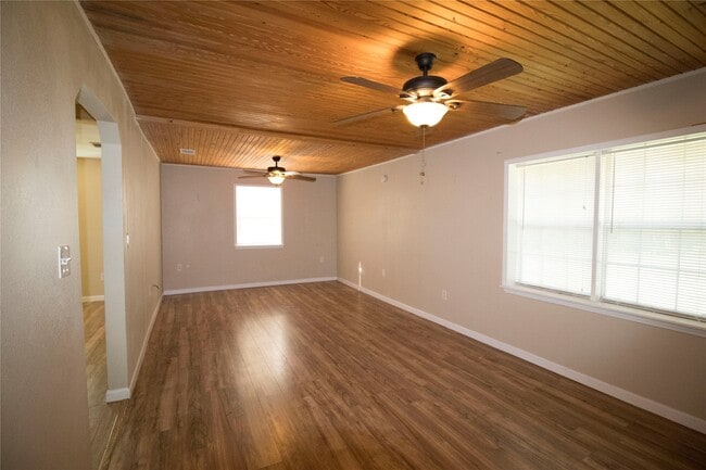 Building Photo - 20 White Oak Dr