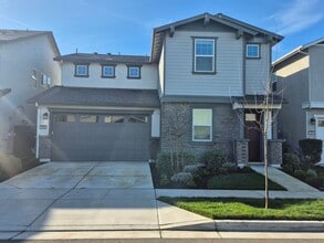 Building Photo - Gorgeous 4 Bedroom 3.5 bath with loft