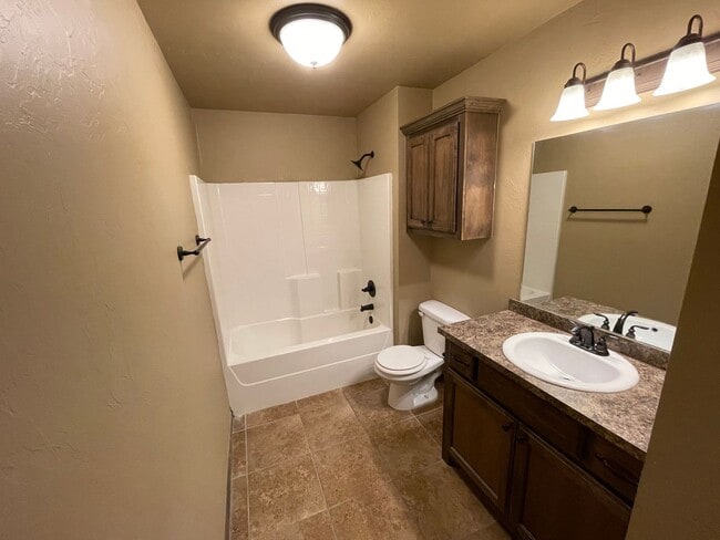 Building Photo - 3 bed room, 2 baths with a 2 car garage fo...