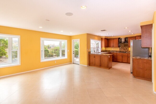 Building Photo - Beautiful + Spacious 4 bedroom/3 bath/3 Ca...