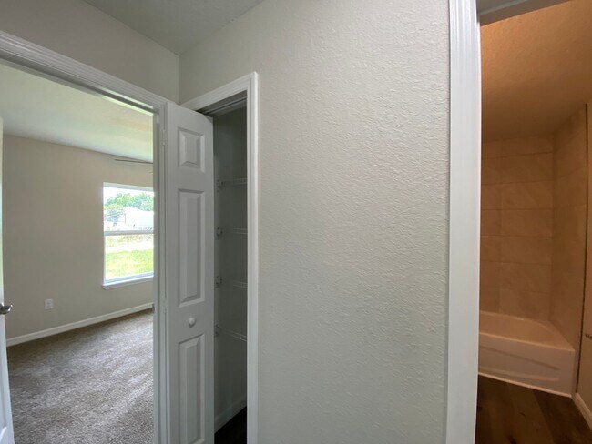 Building Photo - Desirable SE Neighborhood - 3/2/2 Silver Spring Shores **Available NOW**