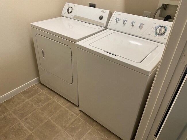 Building Photo - 24415 Lakecrest Town Dr