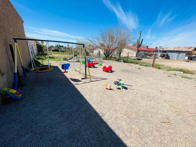Building Photo - Two Bedroom With A/C, Fenced Yard and Wash...