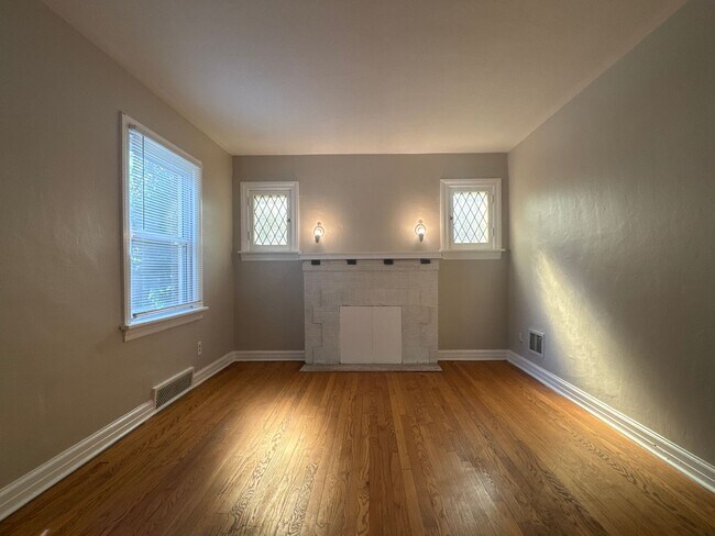 Building Photo - Updated 3 Bed 1 Bath w/Large Yard