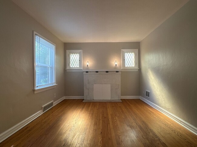 Building Photo - Updated 3-Bedroom Home with Spacious Fence...