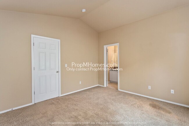 Building Photo - Cozy 3 Bedroom Home Close to Nike & Intel!