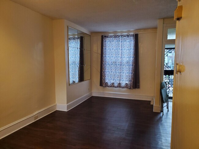 Livingroom - 4435 N Cleveland St