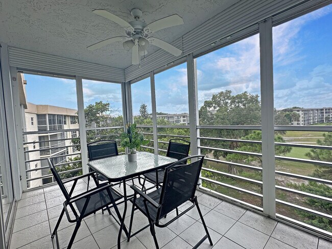 Building Photo - 535 Oaks Dr