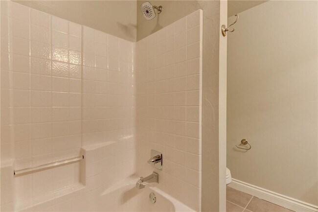 Building Photo - 17617 Hampton Park Dr