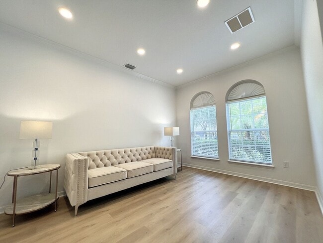 Building Photo - Beautifully Renovated Home in Tampa Palms ...