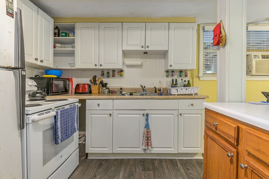 Kitchen - 1377 Scott Blvd