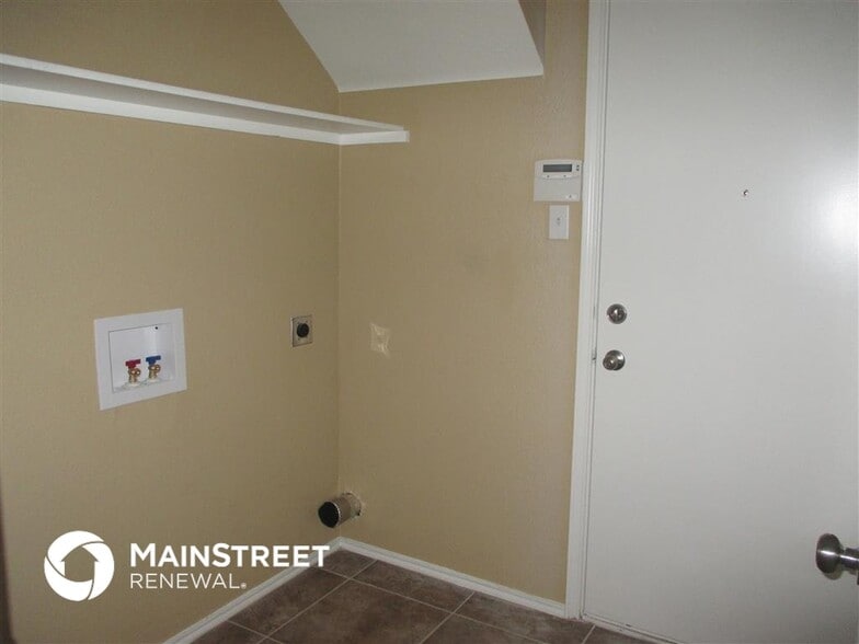 Building Photo - 811 Parkside Dr