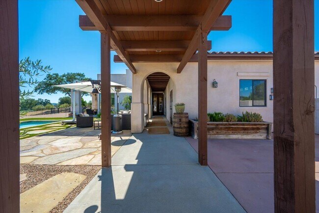 Building Photo - 6750 Golden Pheasant Ln