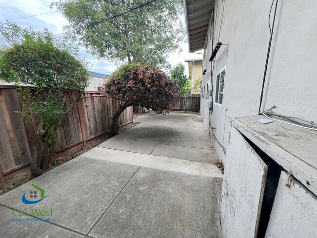 Building Photo - $2895 -  Downstairs 2 Bed 1.5 Bath-Updated Kitchen near Westgate Center