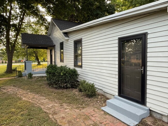 Building Photo - 3 Bed 1 Bath home minutes from everything ...