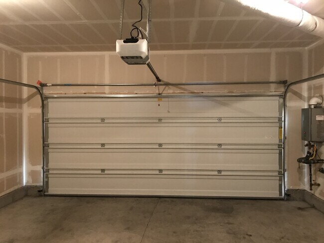 Building Photo - Well Maintained Spacious 4 BD Home with Granite Countertops, Hardwood Floors, High Ceilings, Grea...