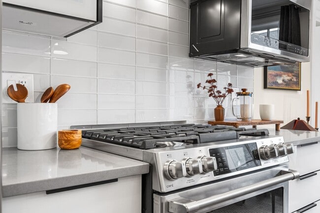 Building Photo - Stylish 2BR/2BA Bi-Level Condo with Private Roof Deck and Covered Parking!