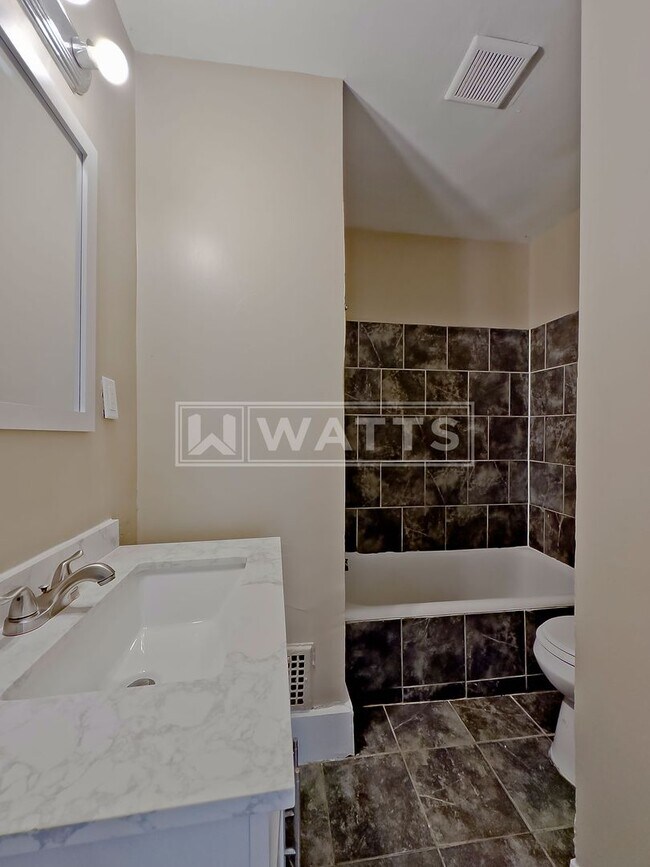 Building Photo - 3 Bedroom House in Eastlake Community