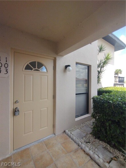 Building Photo - 1069 Villa Dr