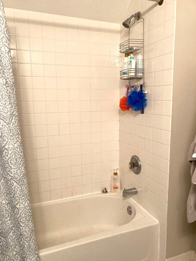 Bathroom - 1615 N Sydenham St